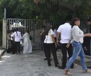 Familiares de las víctimas estaban afuera de Medicina Legal esperando la entrega de los restos.