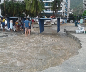 El impacto de la onda tsunami atravesó la playa de El Rodadero y llegó hasta las calles.