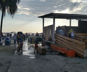 En los baños donados por la Drummond únicamente funcionan las duchas y permiten a los bañistas cambiarse.