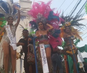Las candidatas a capitana del mar fueron protagonistas en el desfile folclórico.