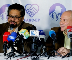 En la imagen, los miembros del Estado Mayor de las FARC Luciano Marín (i), alias "Iván Márquez", y Julián Gallo Cubillos (d), alias "Carlos Antonio Lozada"