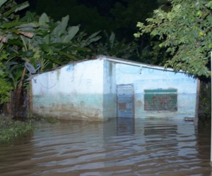 El desbordamiento del río Guachaca afectó a las familias aledañas.