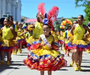 Los asistentes disfrutaron de un desfile lleno de alegría, color, baile y emociones.