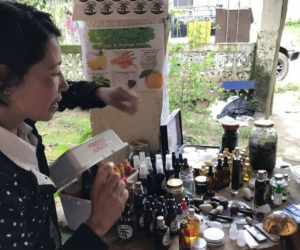 Caracol Radio Iveth Viasus Parada, enseña los productos que vende, hechos a base de cannabis en Minca, Santa Marta.