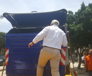 El alcalde Rafael Martínez presentó ante la comunidad de la avenida del Río y los medios de comunicación los contendores. 