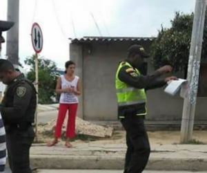 Imagen del momento en que el policía hace la advertencia en medio de la protesta.
