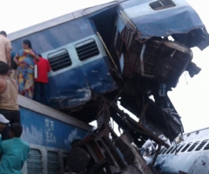 Improvisados socorristas intentan rescatar a los heridos en el descarrilamiento del tren. 