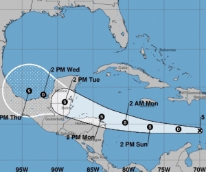 Harvey mantiene una velocidad de traslación de 22 millas por hora (35 km/h) con dirección oeste.