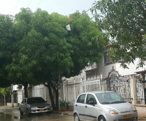 A través de las redes sociales los samarios reportaron la lluvia, sector de Villas de Alejandría, el cielo sigue nublado en Santa Marta. 