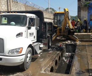 Fueron removidas 40 toneladas de lodo y basura que obstruían los colectores de aguas lluvias, ayudando en gran medida a la comunidad.