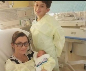 Jayden, su madre Ashley y su hermano Daxx en la clínica a donde fueron remitidos.