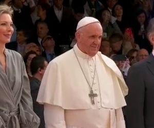 El Papa fue recibido por el presidente Juan Manuel Santos y su esposa.