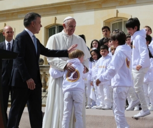 Esta vez los niños rompieron en protocolo y abrazaron a Papa Francisco.