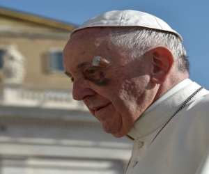 Ojo del Papa lesionado.