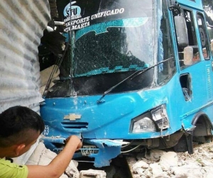 La buseta se estrelló contra una vivienda.