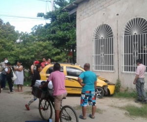 Taxi estrellado contra iglesia