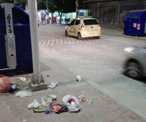 Los samarios aún no se acostumbran a usar los contenedores de basura.