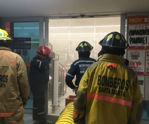 Los bomberos tuvieron que ventilar el establecimiento antes de proceder a controlar las llamas.
