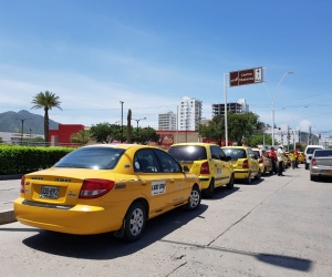 Por segunda vez los taxistas de Santa Marta salen a las calles a protestar por la falta de vías de evacuación.