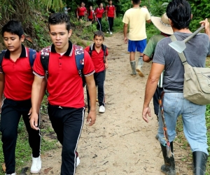 iños del hogar juvenil campesino camino al colegio Monseñor Sarmiento Peralta en la población Las Mercedes.