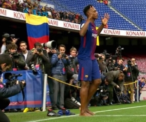 Yerry Mina descalzo. 