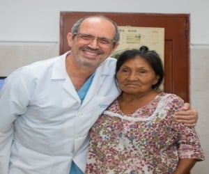 Escobar junto a Doña Leonida, una de sus pacientes. 