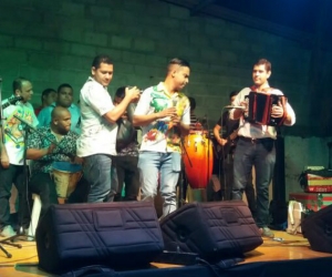 Luis Miguel Cotes en tarima junto a Héctor Julio Pavón. 