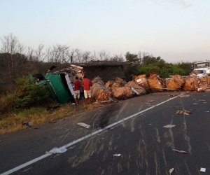 Una imprudencia al parecer le habría costado la vida a un motociclista en la mañana de este miércoles en la vía Santa Marta - Barranquilla. 