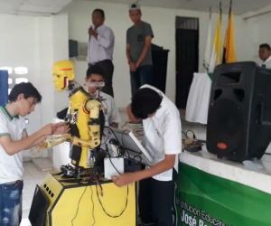 El robot fue ingeniado por el docente David Mendoza.