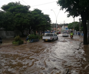 Las lluvias también anegaron algunos puntos en la Avenida del Río.