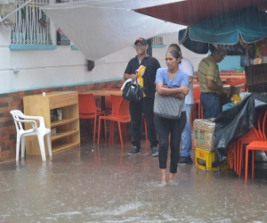 Las lluvias también anegaron algunos puntos como el Centro Histórico de Santa Marta.