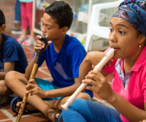 Niños recibiendo clase de musica