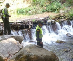 El padre del menor fue hallado sin vida a orillas del río Minca.