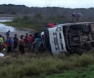 El camión quedó a un costado de la vía. 