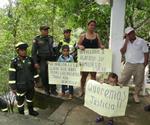 La comunidad de Tigrera clama para que aparezca el niño Alberto Cardona. 