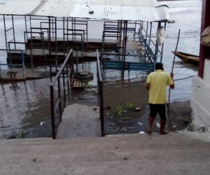 Hundimiento del Puerto Fluvial o boya azul de la localidad, la cual colapsó. 