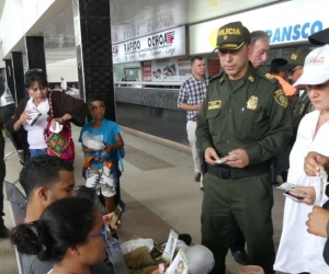 Entrega de volantes por parte de la Policía.