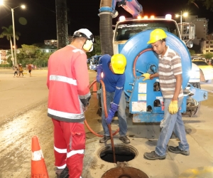 Operarios de Essmar y Veolia atienden la contingencia desde la noche del sábado.