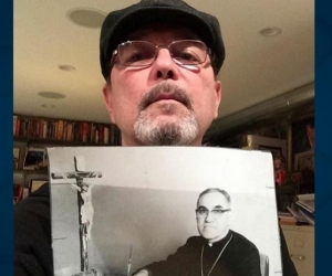 Rubén Blades con una imagen del santo Oscar Arnulfo Romero.