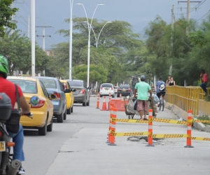 La vía tiene huecos y hundimiento de placa. 