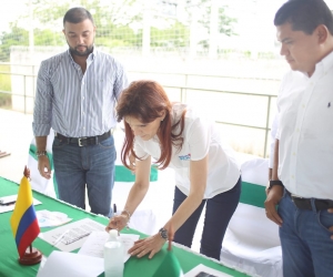 La gobernadora del Magdalena, Rosa Cotes, firmó el acta de inicio del proyecto de gasificación en Nueva Granada.