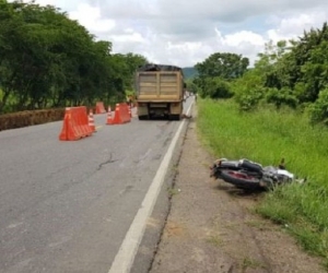 El cantante chocó contra una volqueta a la que trató de sobrepasar en la carretera y quedó atrapado bajo la llanta trasera del vehículo.