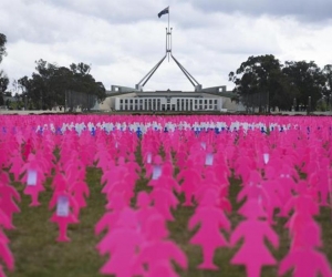 Vista general de algunas de las 6.000 siluetas de mujeres rosas que sirven de memorial sobre el cáncer de mama en las afueras de la Casa del Parlamento en Canberra (Australia). 