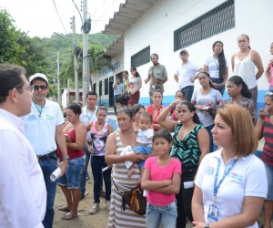 El alcalde Rafael Martínez lideró la inspección de varias casas y lotes de la zona.