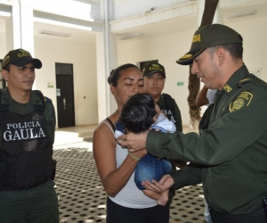 Momentos en que el menor era devuelto a los brazos de su madre. 