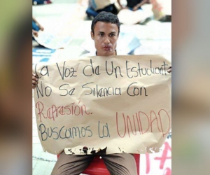 Estudiante se cosió la boca, como forma de protesta.