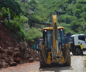 Retroexcavadoras trabajaron en la vía a Taganga para recuperar el tránsito vial. 