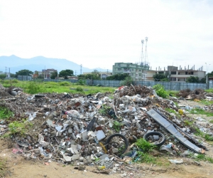 El lote del Parque Taykú está lleno de escombros y basuras. 