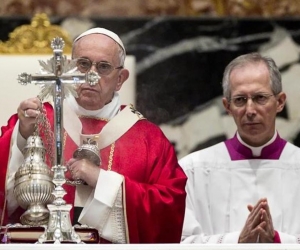 El papa Francisco durante misa en honor a los cardenales fallecidos.