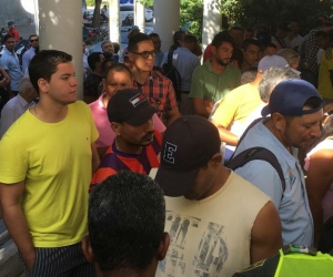 Desde tempranas horas de este jueves, aficionados al Unión Magdalena se encuentran a las afueras de la sede administrativa del club.